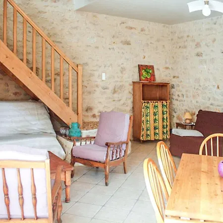 Holiday home Maison Confortable A Avec Piscine Partagee