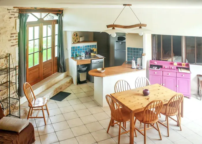 Maison Confortable à Avec Piscine Partagée