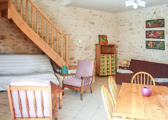 Casa de Férias Maison Confortable à Avec Piscine Partagée