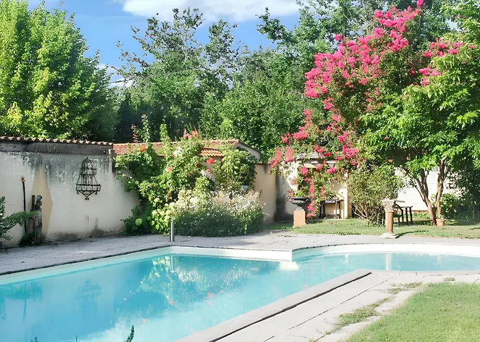 Casa de Férias Maison Confortable à Avec Piscine Partagée Duravel