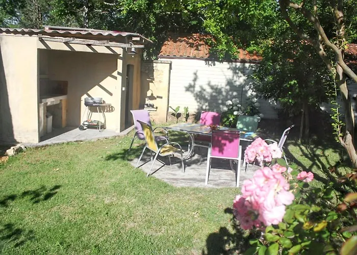 Casa de Férias Maison Confortable à Avec Piscine Partagée Duravel