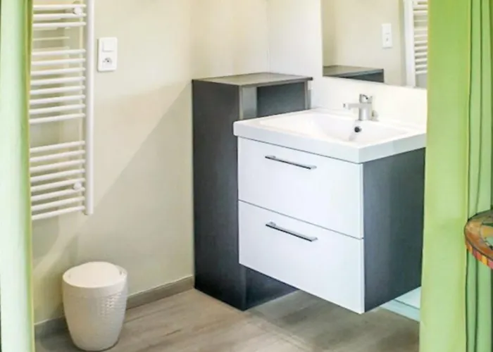 Casa de Férias Maison Confortable à Avec Piscine Partagée